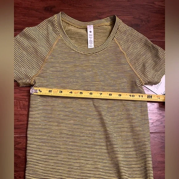 NWT Lululemon Swiftly Tech 2.0 Size 2 Yellow & Black Athletic Shirt (fitted) - Picture 7 of 9